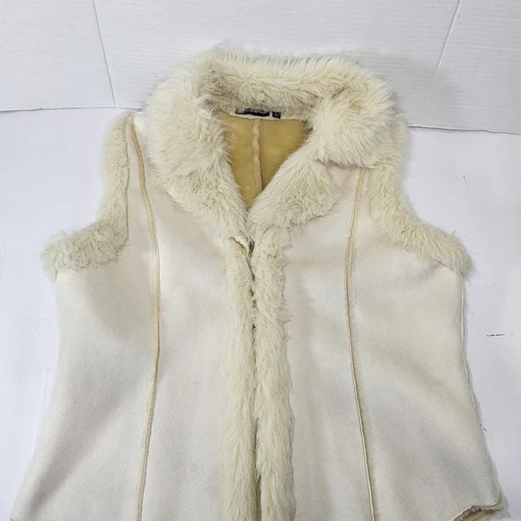 Essentials by Milano Ivory Faux Fur Vest - Picture 10 of 13